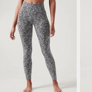 Athleta Salutation Stash Pocket II Texture 7/8 - Size Medium